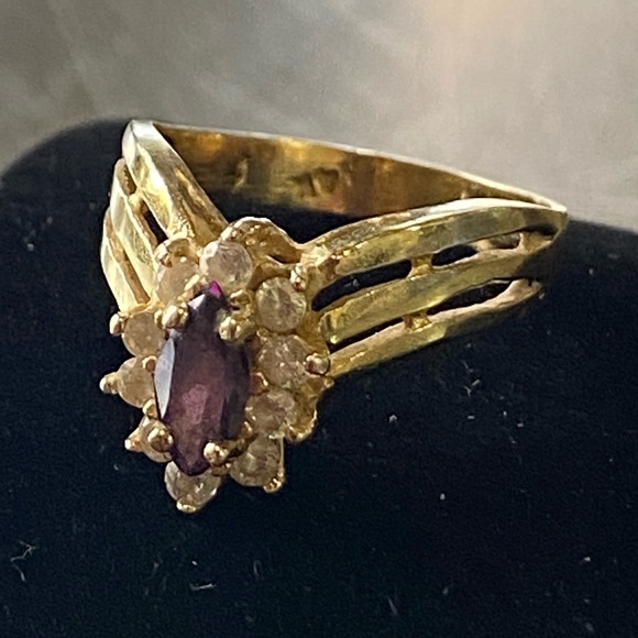 Beautiful 14k yellow gold ring with amethyst and clear...